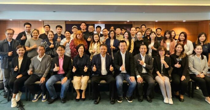 ภาพหมู่กรรมการสมาคมผู้ผลิตข่าวออนไลน์