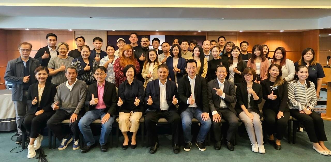 ภาพหมู่กรรมการสมาคมผู้ผลิตข่าวออนไลน์