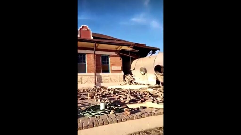 train derail caused damage to the Chamber of Commerce building in Texas