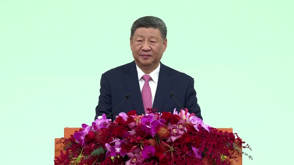 Xi urges Macao youth to be builders, successors of "one country, two systems"