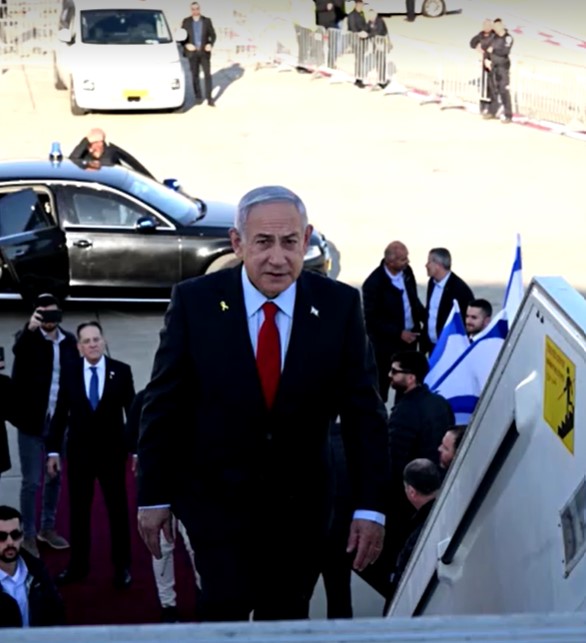 Netanyahu steps on plane heading to Washington to meet Trump
