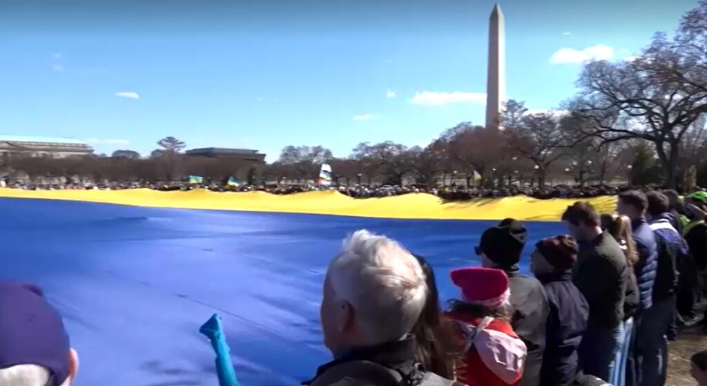 'Stand with Ukraine' Demonstrators unveil massive Ukrainian flag near White House