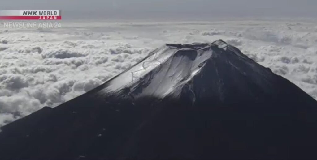 Fuji mountain with background of clouds 