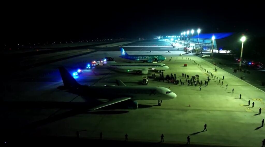 Planes full of alleged Venezuelan gang members deported by U.S. arrive in El Salvador