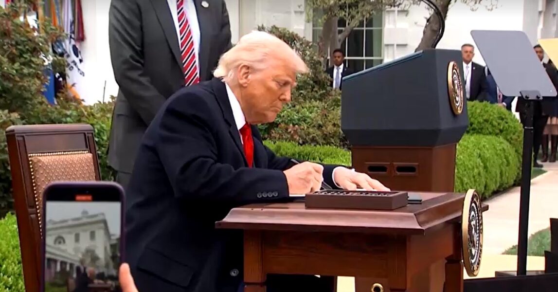 Trump signs order on new tariffs