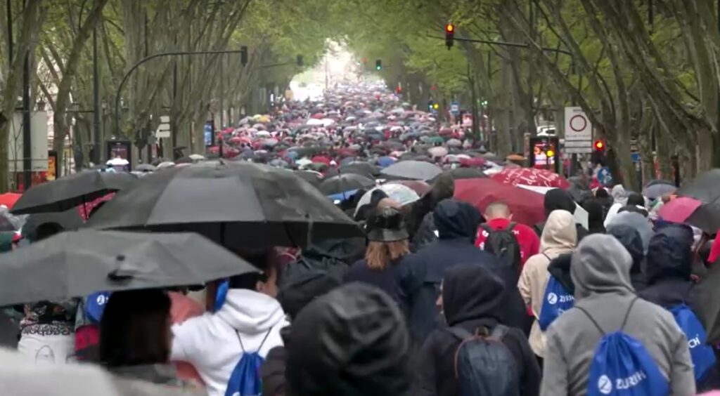 Thousands of women race through Lisbon streets in fight against cancer