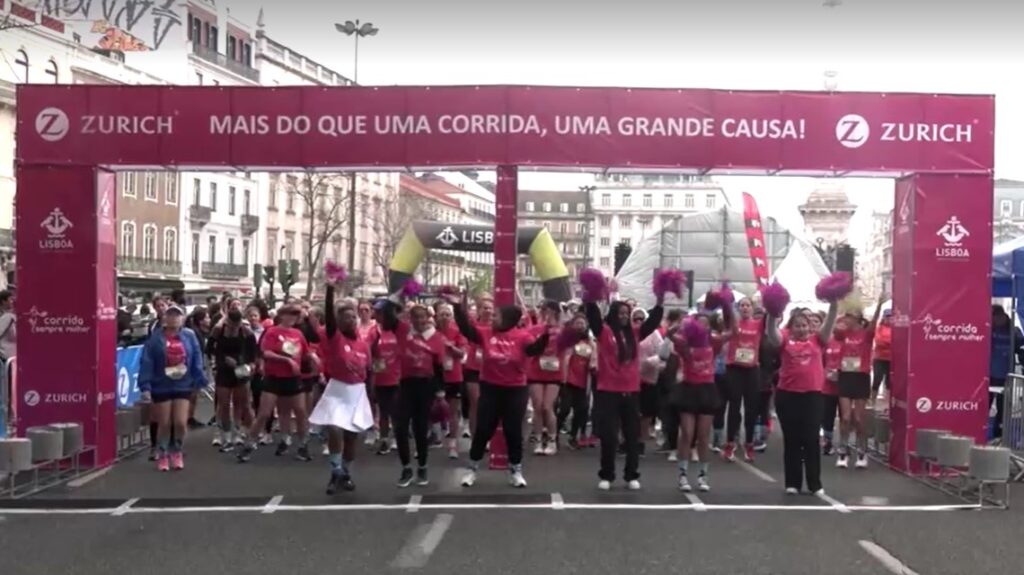 Thousands of women race through Lisbon streets in fight against cancer
