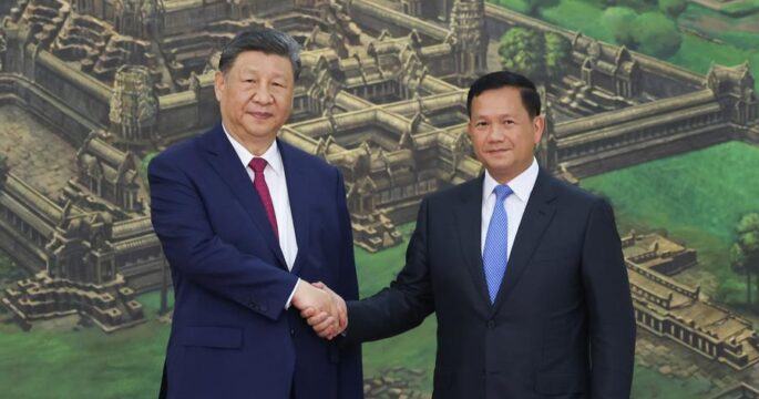 Chinese President shakes hand with Cambodian PM