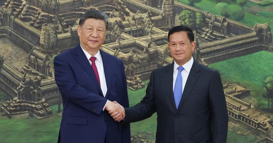 Chinese President shakes hand with Cambodian PM