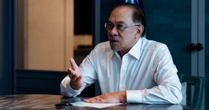 Malaysian PM talks with leaders in industry in Thailand