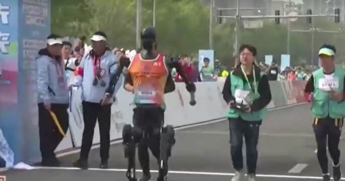 World's first humanoid robot half-marathon held in Beijing