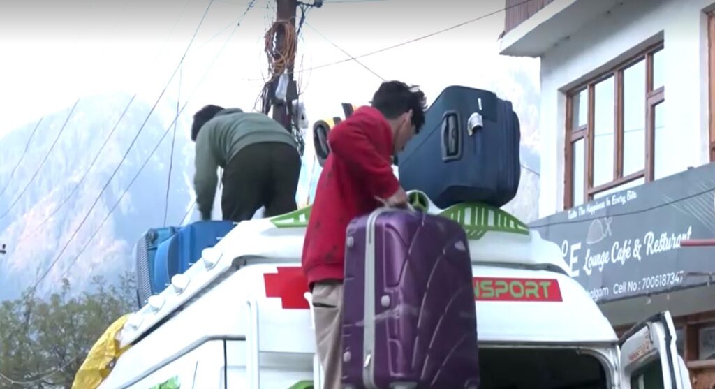 tourists in Kashmir