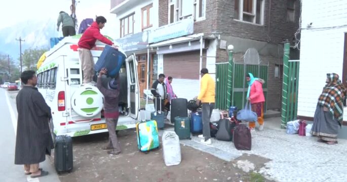 Deadly Kashmir attack sparks safety fears, Indian tourists flee