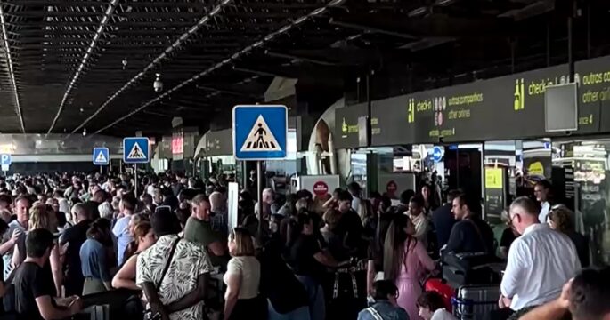 passengers stranded at airport in Lisbon from power outage