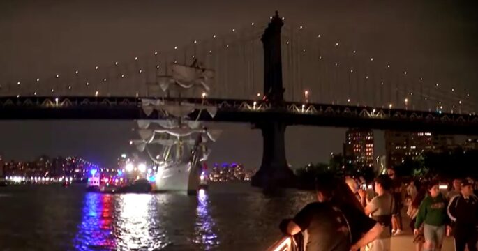 Mexico Naval ship hits Brooklyn Bridge