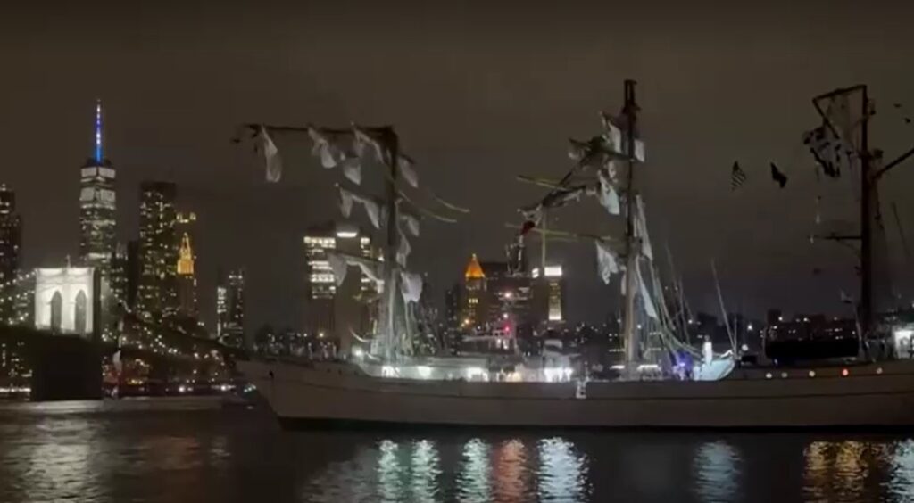 Mexico Naval ship after hits Brooklyn Bridge