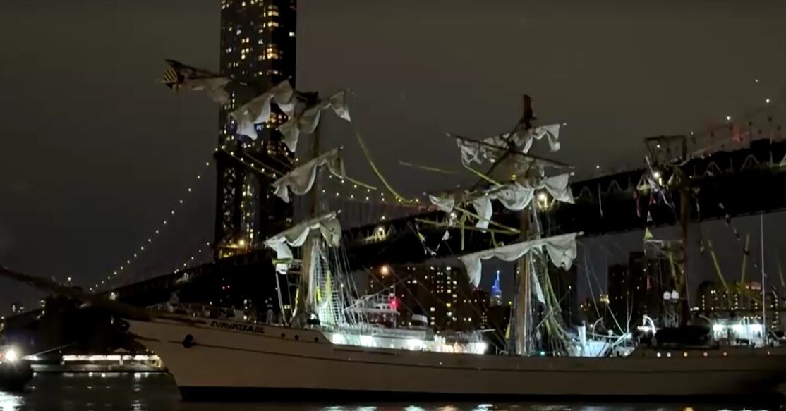 Mexican Navy tall ship crashes into Brooklyn Bridge, killing 2