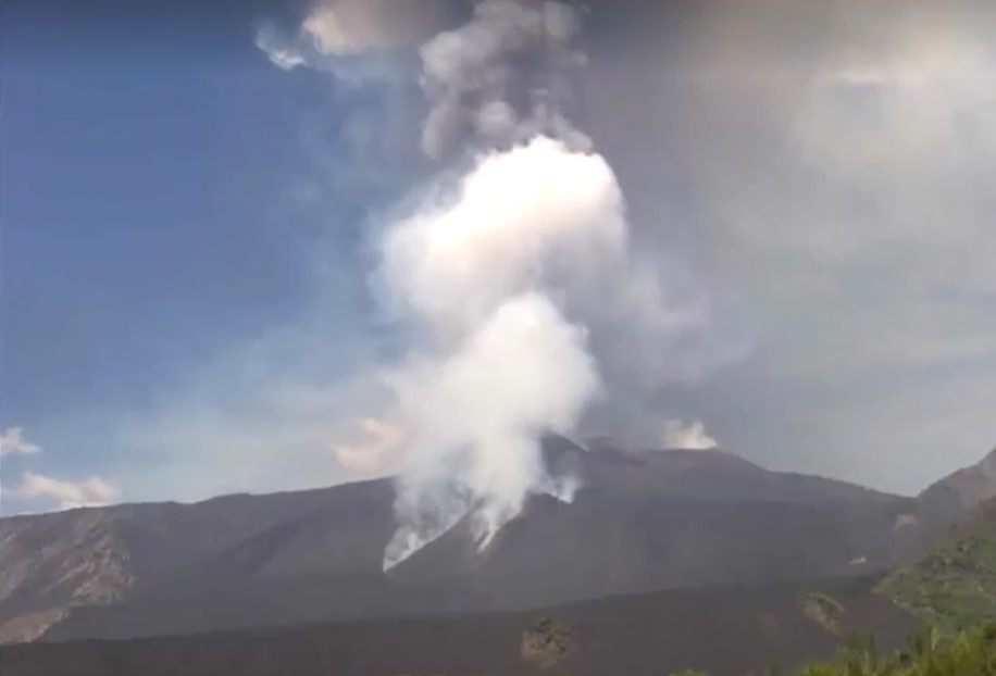 Cloud begins erupt from Sicily's Mount Etna