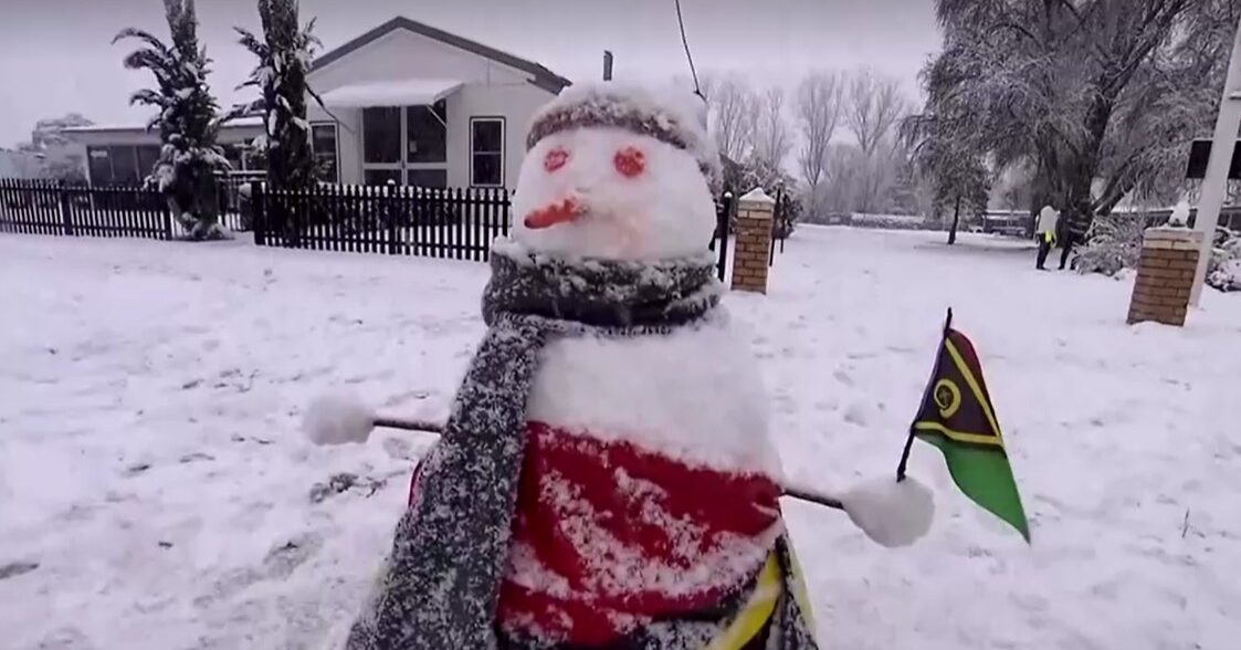 Visitors travel to New South Wales town to experience heavy snowfall