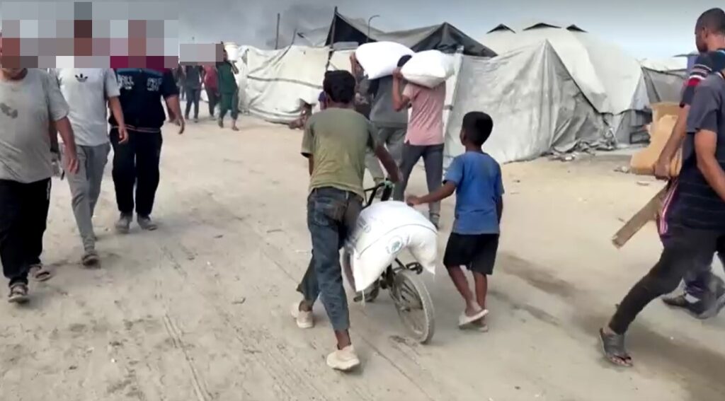 Palestinians gather to collect aid 