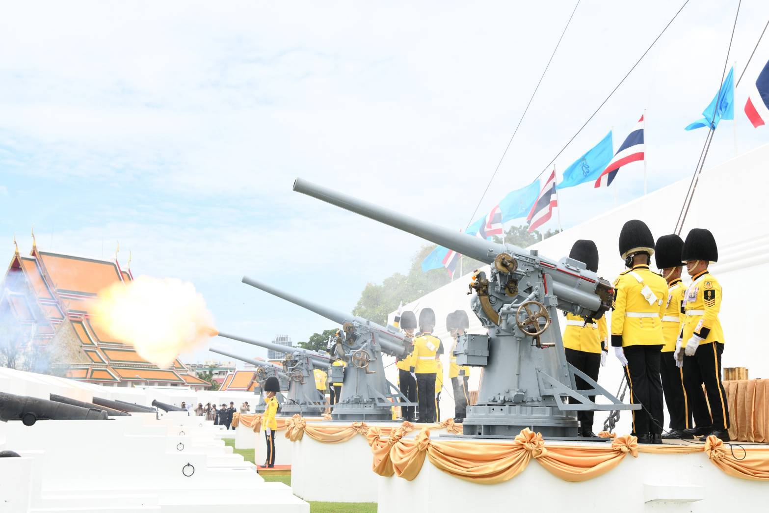 ยิงสลุตหลวงเฉลิมพระเกียรติ