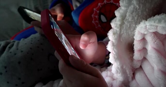 children using smartphones