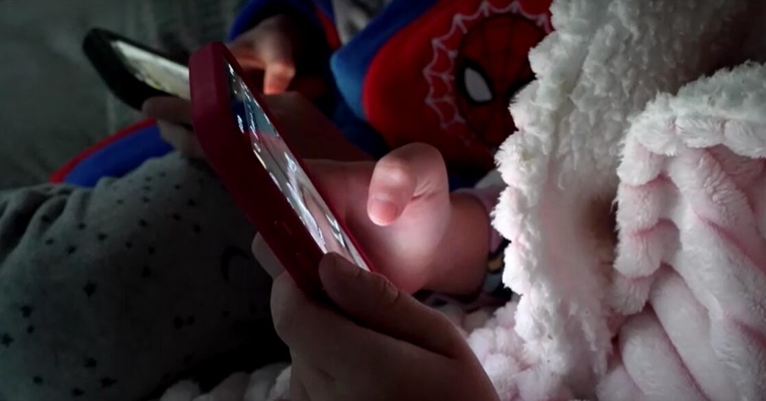 children using smartphones